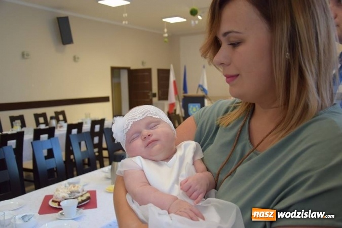 Zdjęcie w galerii na portalu naszwodzislaw.com: Najmłodsi mieszkańcy Gminy Mszana otrzymali drobne upominki  wiadomości z regionu