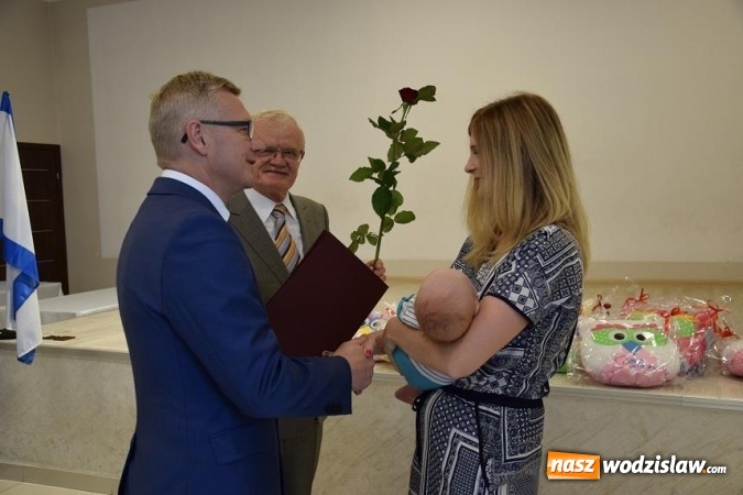 Zdjęcie w galerii na portalu naszwodzislaw.com: Najmłodsi mieszkańcy Gminy Mszana otrzymali drobne upominki  wiadomości z regionu