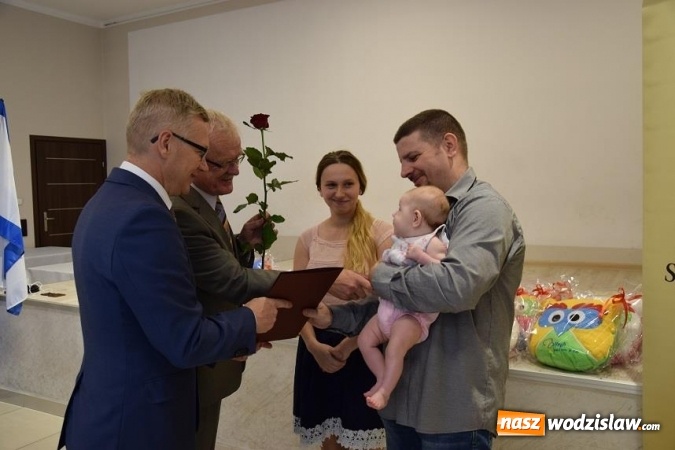 Zdjęcie w galerii na portalu naszwodzislaw.com: Najmłodsi mieszkańcy Gminy Mszana otrzymali drobne upominki  wiadomości z regionu