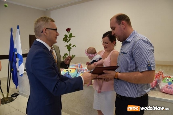 Zdjęcie w galerii na portalu naszwodzislaw.com: Najmłodsi mieszkańcy Gminy Mszana otrzymali drobne upominki  wiadomości z regionu