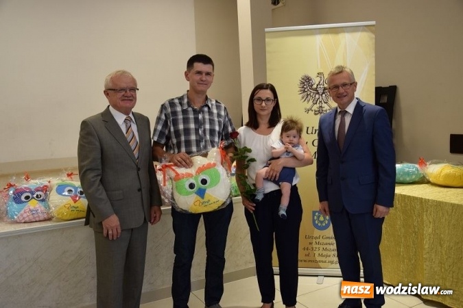 Zdjęcie w galerii na portalu naszwodzislaw.com: Najmłodsi mieszkańcy Gminy Mszana otrzymali drobne upominki  wiadomości z regionu