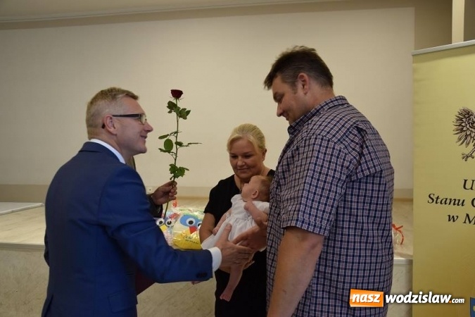 Zdjęcie w galerii na portalu naszwodzislaw.com: Najmłodsi mieszkańcy Gminy Mszana otrzymali drobne upominki  wiadomości z regionu