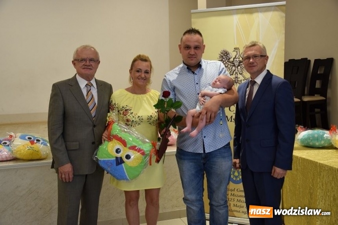 Zdjęcie w galerii na portalu naszwodzislaw.com: Najmłodsi mieszkańcy Gminy Mszana otrzymali drobne upominki  wiadomości z regionu