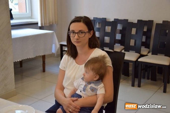 Zdjęcie w galerii na portalu naszwodzislaw.com: Najmłodsi mieszkańcy Gminy Mszana otrzymali drobne upominki  wiadomości z regionu