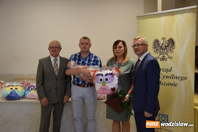 Zdjęcie w galerii na portalu naszwodzislaw.com: Najmłodsi mieszkańcy Gminy Mszana otrzymali drobne upominki  wiadomości z regionu