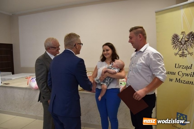 Zdjęcie w galerii na portalu naszwodzislaw.com: Najmłodsi mieszkańcy Gminy Mszana otrzymali drobne upominki  wiadomości z regionu