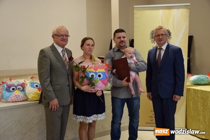 Zdjęcie w galerii na portalu naszwodzislaw.com: Najmłodsi mieszkańcy Gminy Mszana otrzymali drobne upominki  wiadomości z regionu