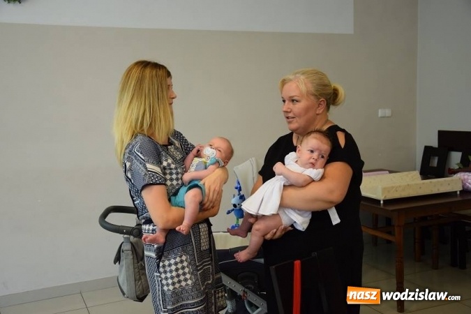 Zdjęcie w galerii na portalu naszwodzislaw.com: Najmłodsi mieszkańcy Gminy Mszana otrzymali drobne upominki  wiadomości z regionu