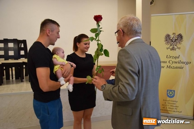 Zdjęcie w galerii na portalu naszwodzislaw.com: Najmłodsi mieszkańcy Gminy Mszana otrzymali drobne upominki  wiadomości z regionu