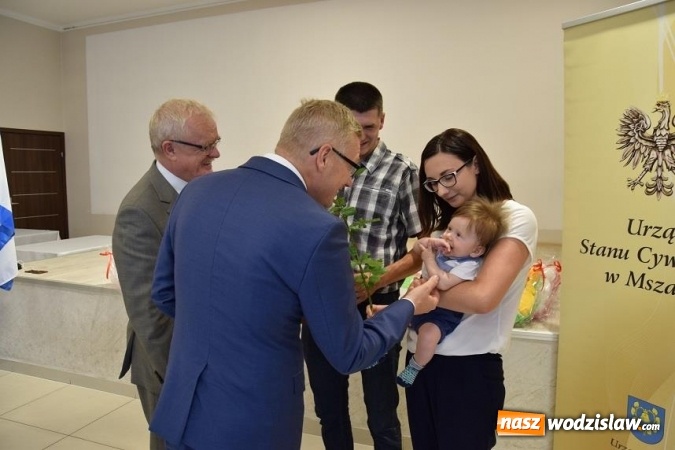 Zdjęcie w galerii na portalu naszwodzislaw.com: Najmłodsi mieszkańcy Gminy Mszana otrzymali drobne upominki  wiadomości z regionu