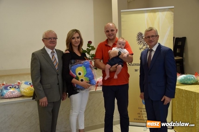 Zdjęcie w galerii na portalu naszwodzislaw.com: Najmłodsi mieszkańcy Gminy Mszana otrzymali drobne upominki  wiadomości z regionu