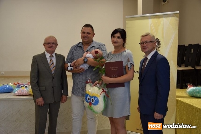 Zdjęcie w galerii na portalu naszwodzislaw.com: Najmłodsi mieszkańcy Gminy Mszana otrzymali drobne upominki  wiadomości z regionu