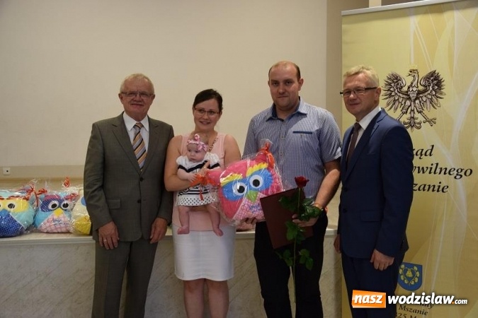 Zdjęcie w galerii na portalu naszwodzislaw.com: Najmłodsi mieszkańcy Gminy Mszana otrzymali drobne upominki  wiadomości z regionu