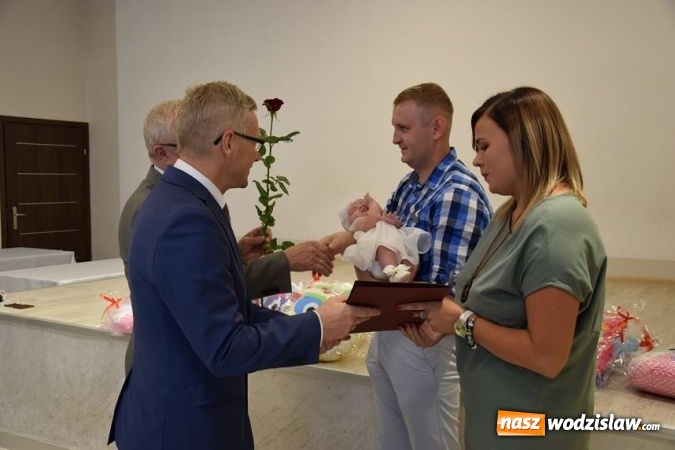 Zdjęcie w galerii na portalu naszwodzislaw.com: Najmłodsi mieszkańcy Gminy Mszana otrzymali drobne upominki  wiadomości z regionu