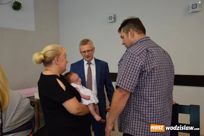 Zdjęcie w galerii na portalu naszwodzislaw.com: Najmłodsi mieszkańcy Gminy Mszana otrzymali drobne upominki  wiadomości z regionu