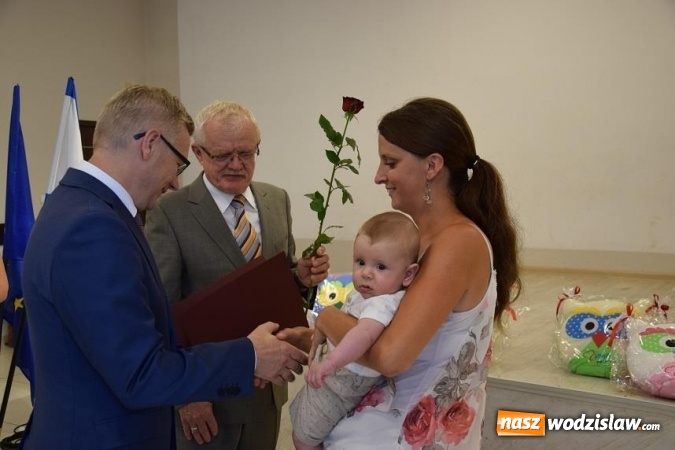 Zdjęcie w galerii na portalu naszwodzislaw.com: Najmłodsi mieszkańcy Gminy Mszana otrzymali drobne upominki  wiadomości z regionu