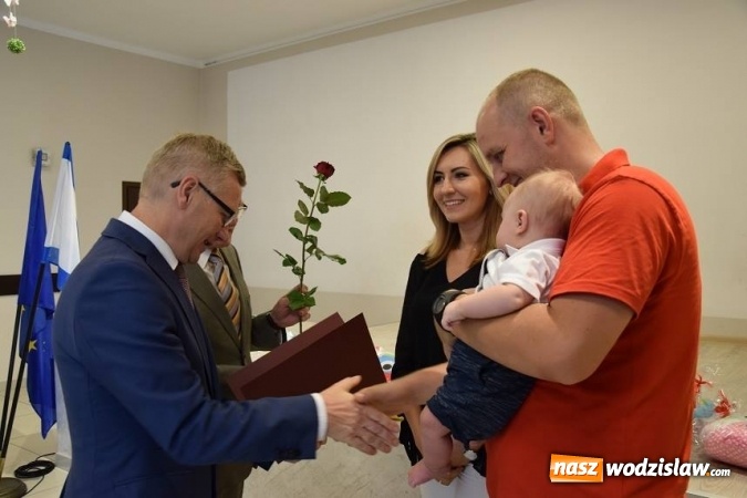 Zdjęcie w galerii na portalu naszwodzislaw.com: Najmłodsi mieszkańcy Gminy Mszana otrzymali drobne upominki  wiadomości z regionu