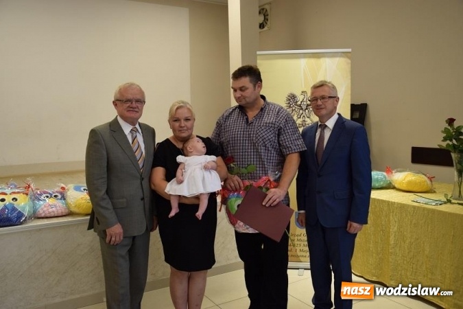 Zdjęcie w galerii na portalu naszwodzislaw.com: Najmłodsi mieszkańcy Gminy Mszana otrzymali drobne upominki  wiadomości z regionu