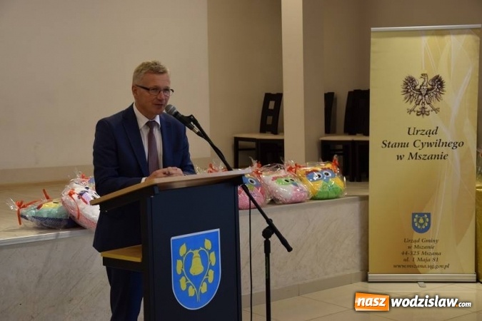 Zdjęcie w galerii na portalu naszwodzislaw.com: Najmłodsi mieszkańcy Gminy Mszana otrzymali drobne upominki  wiadomości z regionu