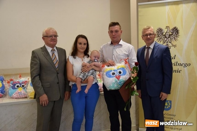 Zdjęcie w galerii na portalu naszwodzislaw.com: Najmłodsi mieszkańcy Gminy Mszana otrzymali drobne upominki  wiadomości z regionu