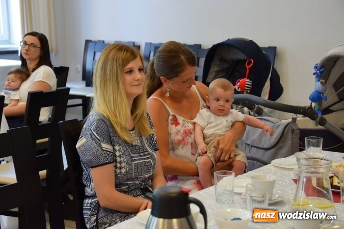 Zdjęcie w galerii na portalu naszwodzislaw.com: Najmłodsi mieszkańcy Gminy Mszana otrzymali drobne upominki  wiadomości z regionu