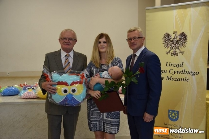 Zdjęcie w galerii na portalu naszwodzislaw.com: Najmłodsi mieszkańcy Gminy Mszana otrzymali drobne upominki  wiadomości z regionu