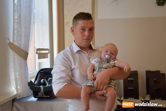 Zdjęcie w galerii na portalu naszwodzislaw.com: Najmłodsi mieszkańcy Gminy Mszana otrzymali drobne upominki  wiadomości z regionu