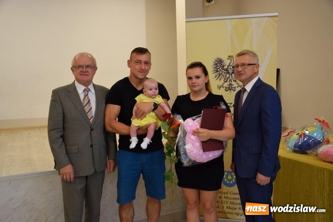 Zdjęcie w galerii na portalu naszwodzislaw.com: Najmłodsi mieszkańcy Gminy Mszana otrzymali drobne upominki  wiadomości z regionu