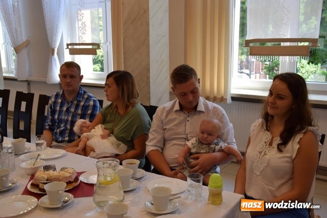 Zdjęcie w galerii na portalu naszwodzislaw.com: Najmłodsi mieszkańcy Gminy Mszana otrzymali drobne upominki  wiadomości z regionu