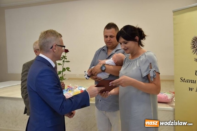 Zdjęcie w galerii na portalu naszwodzislaw.com: Najmłodsi mieszkańcy Gminy Mszana otrzymali drobne upominki  wiadomości z regionu