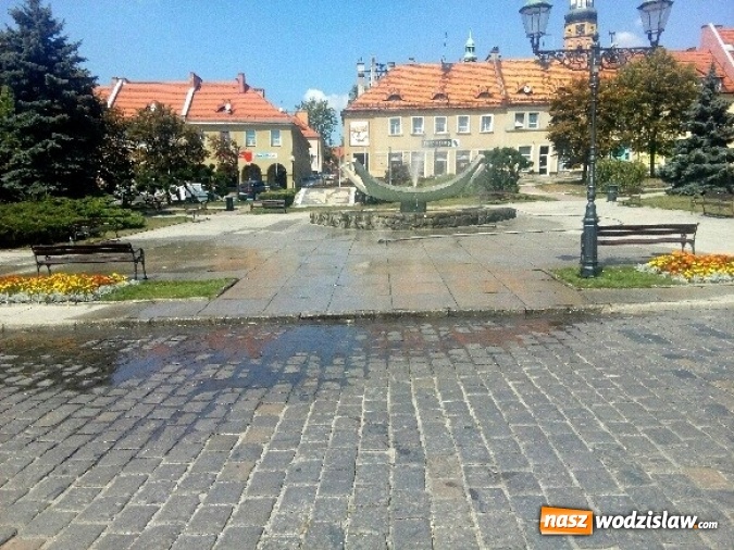 Zdjęcie w galerii na portalu naszwodzislaw.com: Na rynku w Wodzisławiu zamontowano kurtynę wodną  wiadomości z regionu