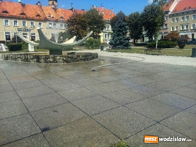 Zdjęcie w galerii na portalu naszwodzislaw.com: Na rynku w Wodzisławiu zamontowano kurtynę wodną  wiadomości z regionu