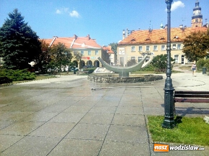 Zdjęcie w galerii na portalu naszwodzislaw.com: Na rynku w Wodzisławiu zamontowano kurtynę wodną  wiadomości z regionu