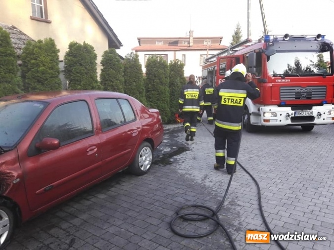 Zdjęcie w galerii na portalu naszwodzislaw.com: Wodzisławscy strażacy gasili osobowe renault wiadomości z regionu