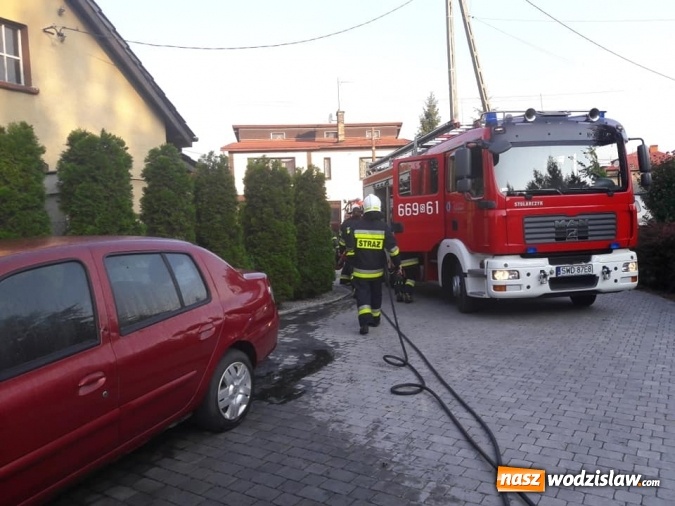 Zdjęcie w galerii na portalu naszwodzislaw.com: Wodzisławscy strażacy gasili osobowe renault wiadomości z regionu