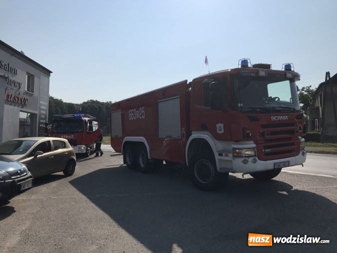 Zdjęcie w galerii na portalu naszwodzislaw.com: Pożar forda kugi w Rzuchowie. Od pojazdu zajęła się zabudowa wiadomości z regionu