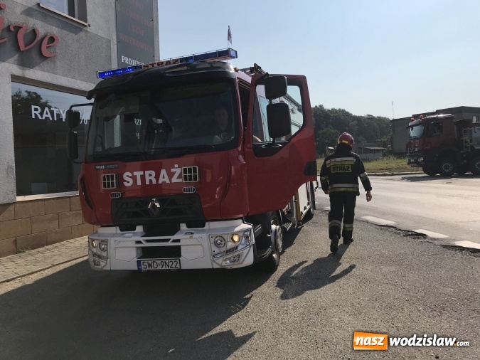 Zdjęcie w galerii na portalu naszwodzislaw.com: Pożar forda kugi w Rzuchowie. Od pojazdu zajęła się zabudowa wiadomości z regionu
