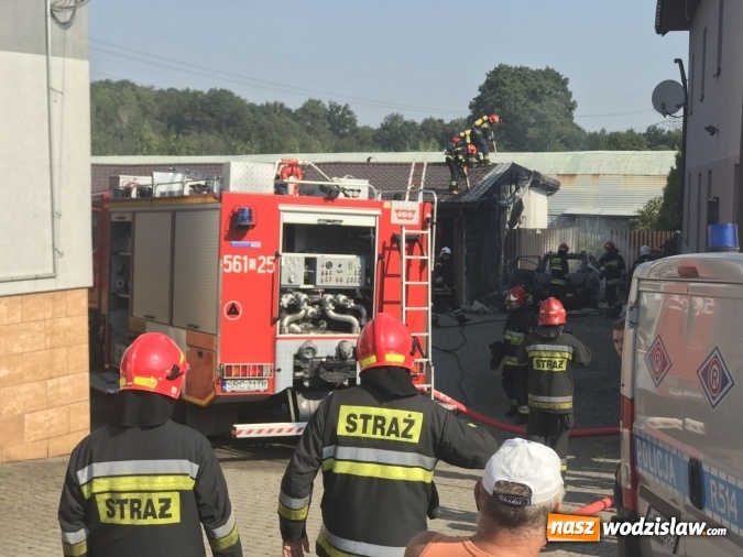 Zdjęcie w galerii na portalu naszwodzislaw.com: Pożar forda kugi w Rzuchowie. Od pojazdu zajęła się zabudowa wiadomości z regionu