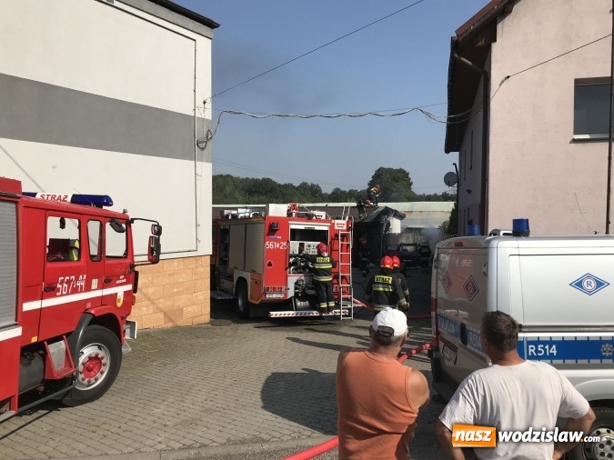 Zdjęcie w galerii na portalu naszwodzislaw.com: Pożar forda kugi w Rzuchowie. Od pojazdu zajęła się zabudowa wiadomości z regionu