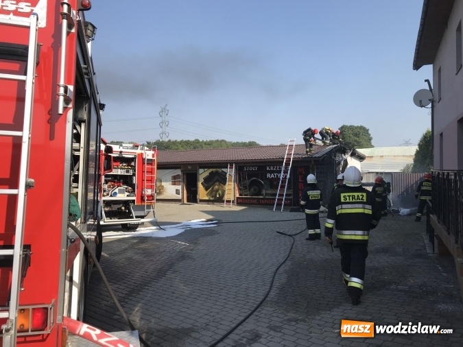 Zdjęcie w galerii na portalu naszwodzislaw.com: Pożar forda kugi w Rzuchowie. Od pojazdu zajęła się zabudowa wiadomości z regionu