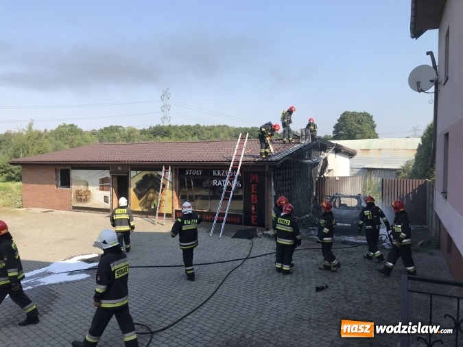Zdjęcie w galerii na portalu naszwodzislaw.com: Pożar forda kugi w Rzuchowie. Od pojazdu zajęła się zabudowa wiadomości z regionu