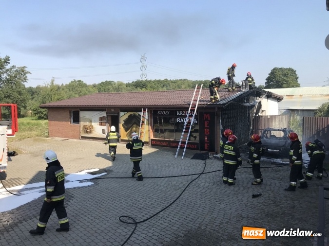 Zdjęcie w galerii na portalu naszwodzislaw.com: Pożar forda kugi w Rzuchowie. Od pojazdu zajęła się zabudowa wiadomości z regionu