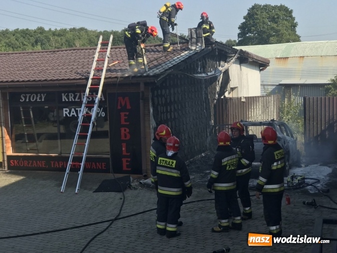 Zdjęcie w galerii na portalu naszwodzislaw.com: Pożar forda kugi w Rzuchowie. Od pojazdu zajęła się zabudowa wiadomości z regionu
