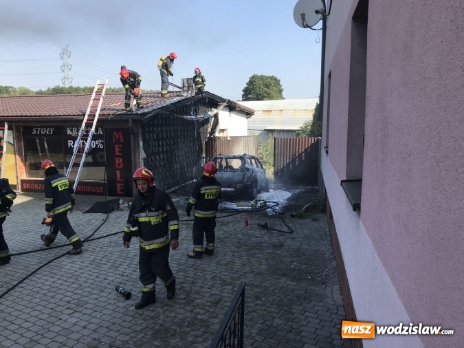 Zdjęcie w galerii na portalu naszwodzislaw.com: Pożar forda kugi w Rzuchowie. Od pojazdu zajęła się zabudowa wiadomości z regionu
