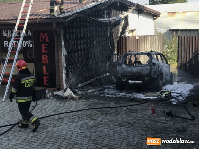 Zdjęcie w galerii na portalu naszwodzislaw.com: Pożar forda kugi w Rzuchowie. Od pojazdu zajęła się zabudowa wiadomości z regionu