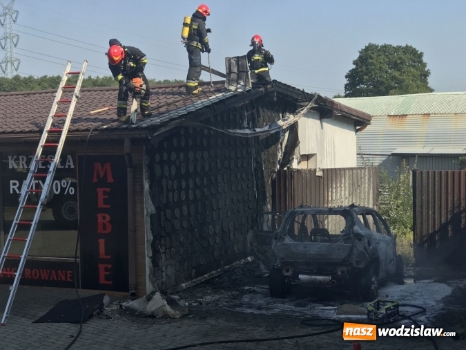 Zdjęcie w galerii na portalu naszwodzislaw.com: Pożar forda kugi w Rzuchowie. Od pojazdu zajęła się zabudowa wiadomości z regionu