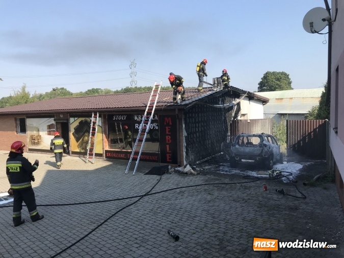 Zdjęcie w galerii na portalu naszwodzislaw.com: Pożar forda kugi w Rzuchowie. Od pojazdu zajęła się zabudowa wiadomości z regionu
