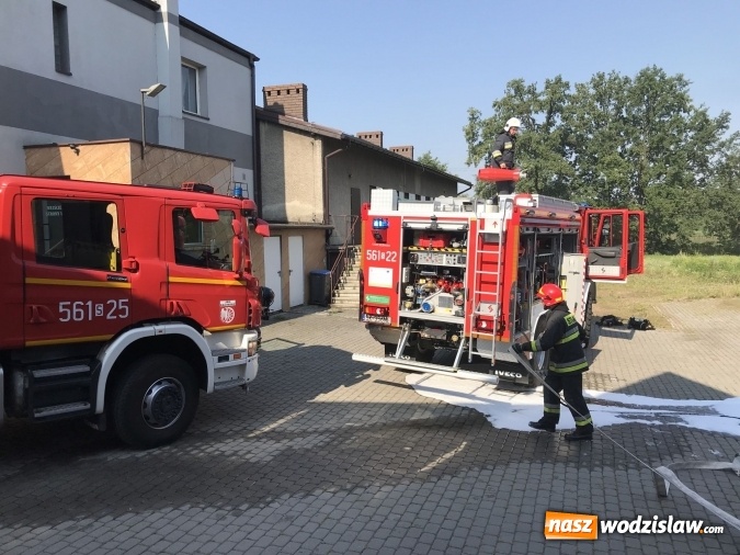 Zdjęcie w galerii na portalu naszwodzislaw.com: Pożar forda kugi w Rzuchowie. Od pojazdu zajęła się zabudowa wiadomości z regionu