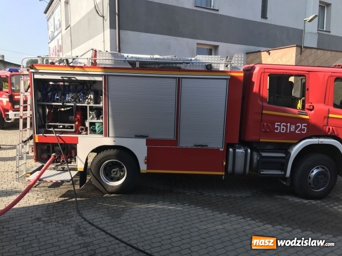 Zdjęcie w galerii na portalu naszwodzislaw.com: Pożar forda kugi w Rzuchowie. Od pojazdu zajęła się zabudowa wiadomości z regionu
