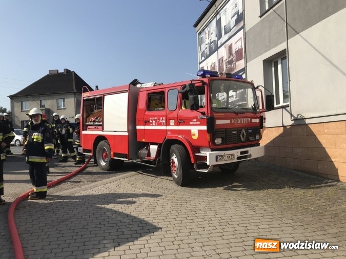 Zdjęcie w galerii na portalu naszwodzislaw.com: Pożar forda kugi w Rzuchowie. Od pojazdu zajęła się zabudowa wiadomości z regionu